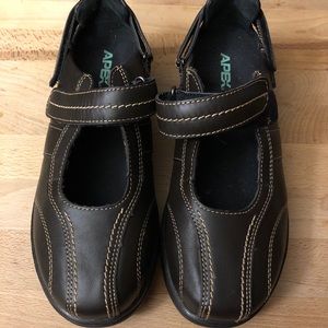 Apex Women's Brown Mary Jane Size 8.5 Extra Wide